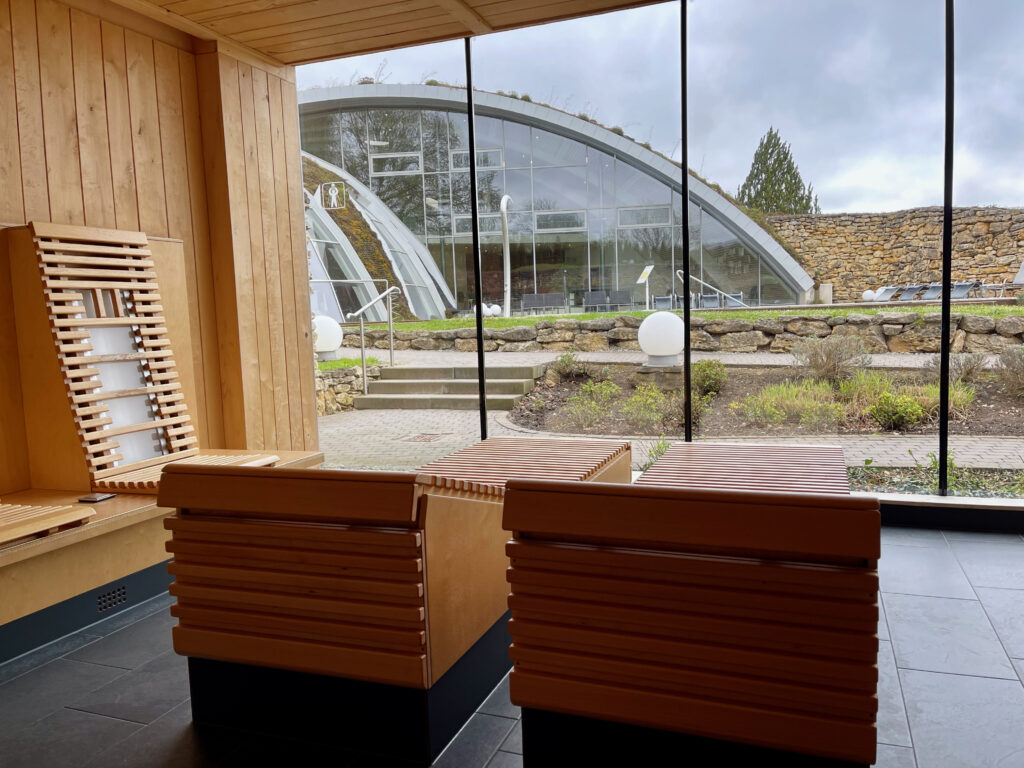 Infrarotsphaere mit Panoramablick und Waermeliegen in der Toskana Therme Bad Sulza 