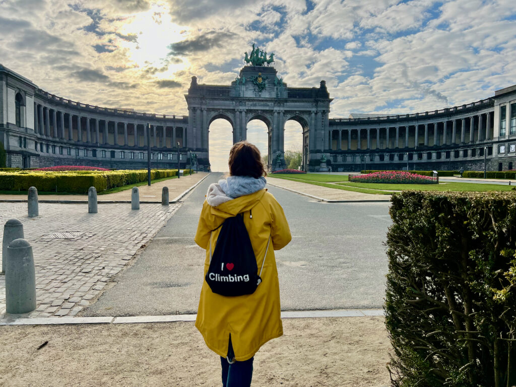 Sommerurlaub in Belgien, ich stehe vor dem Triumphbogen im Parc du Cinquantenaire