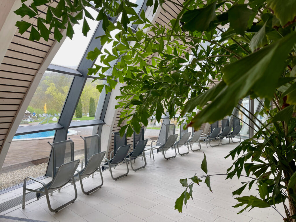 Ruhebereich in der Toskana Therme Bad Sulza mit Blick in den Aussenbereich
