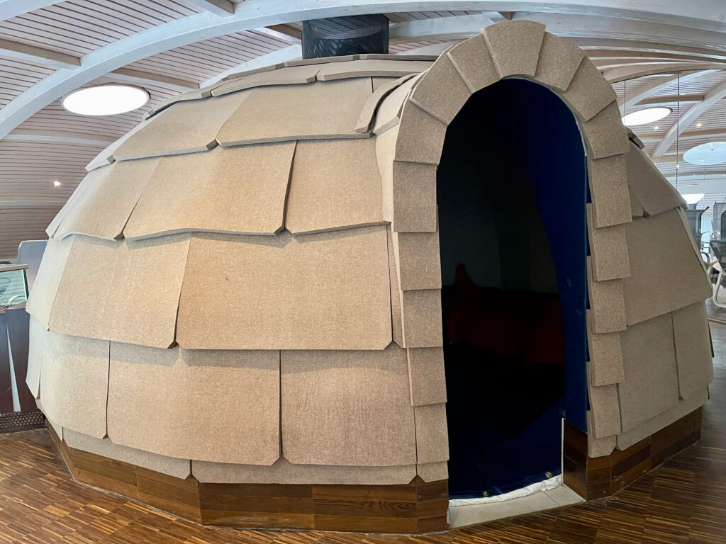 Klanglichtkuppel in der Toskana Therme Bad Sulza, sie gleicht einem weißen Filz-Iglu