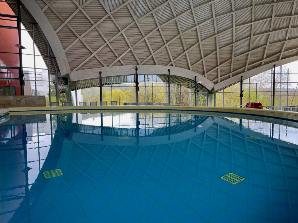 Toskana Therme Bad Sulza, Blick auf das Schwimmbecken, im einem futurstischem Bau