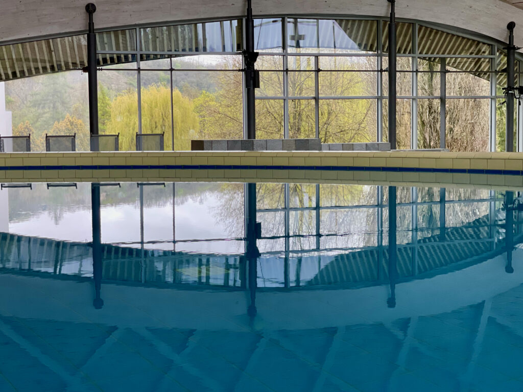 Toskana Therme Bad Sulza, Blick ueber das Wasserbecken aus den grossen Fensterfronten auf den Aussenbereich
