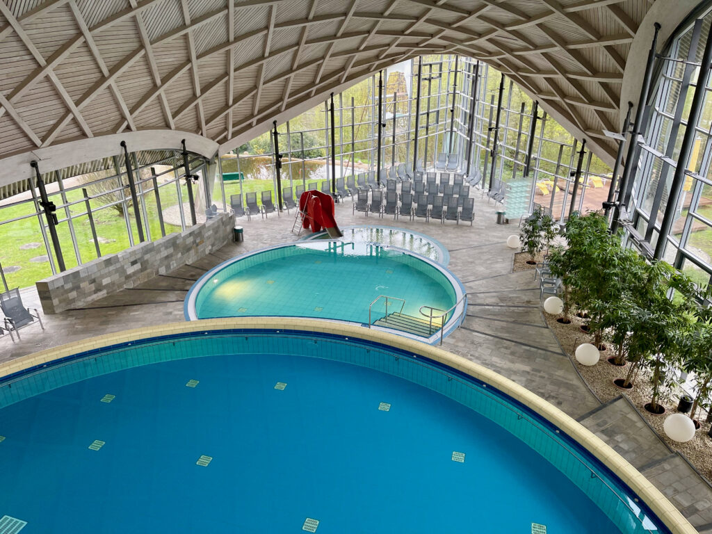 Blick auf den Schwimmbereich in der Toskana Therme Bad Sulza, mit Kinderschwimmbecken