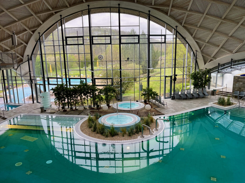 Toskana Therme Bad Sulza Blick in den Schwimmbereich, Fenster und Dach spiegeln sich im Wasser der Therme