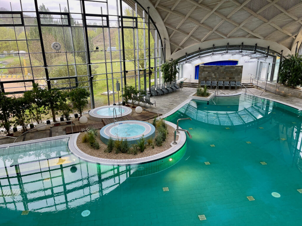 Toskana Therme Bad Sulza, Blick vom Ruhebalkon auf die Wasserbecken und den Liquid Sound Tempel