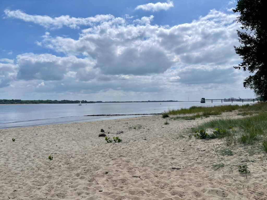 Strand in Hamburg Metropolregion, in der Naehe vom Grauen Ort in Stade