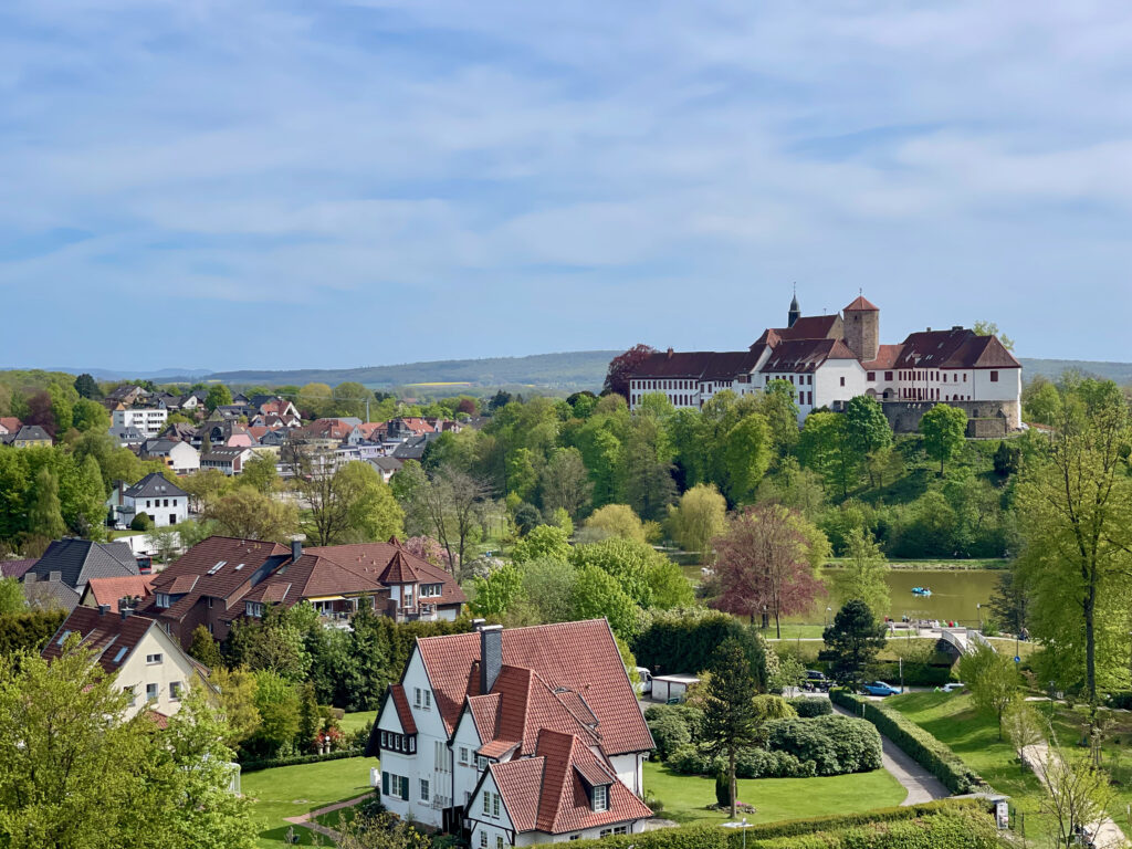 Aussicht vom Sonnendeck Baumwipfelpfad Bad Iburg auf das Schloss Bad Iburg