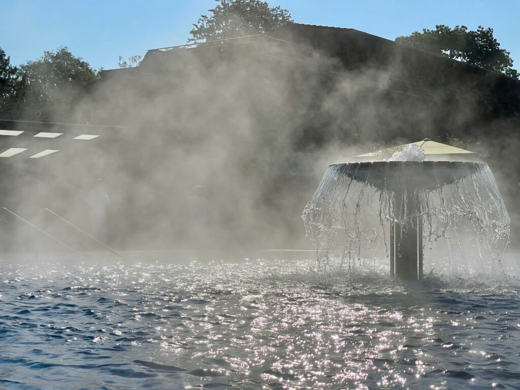 Boerde Therme Bad Sassendorf, dampfende Solebecken im Sonnenlicht