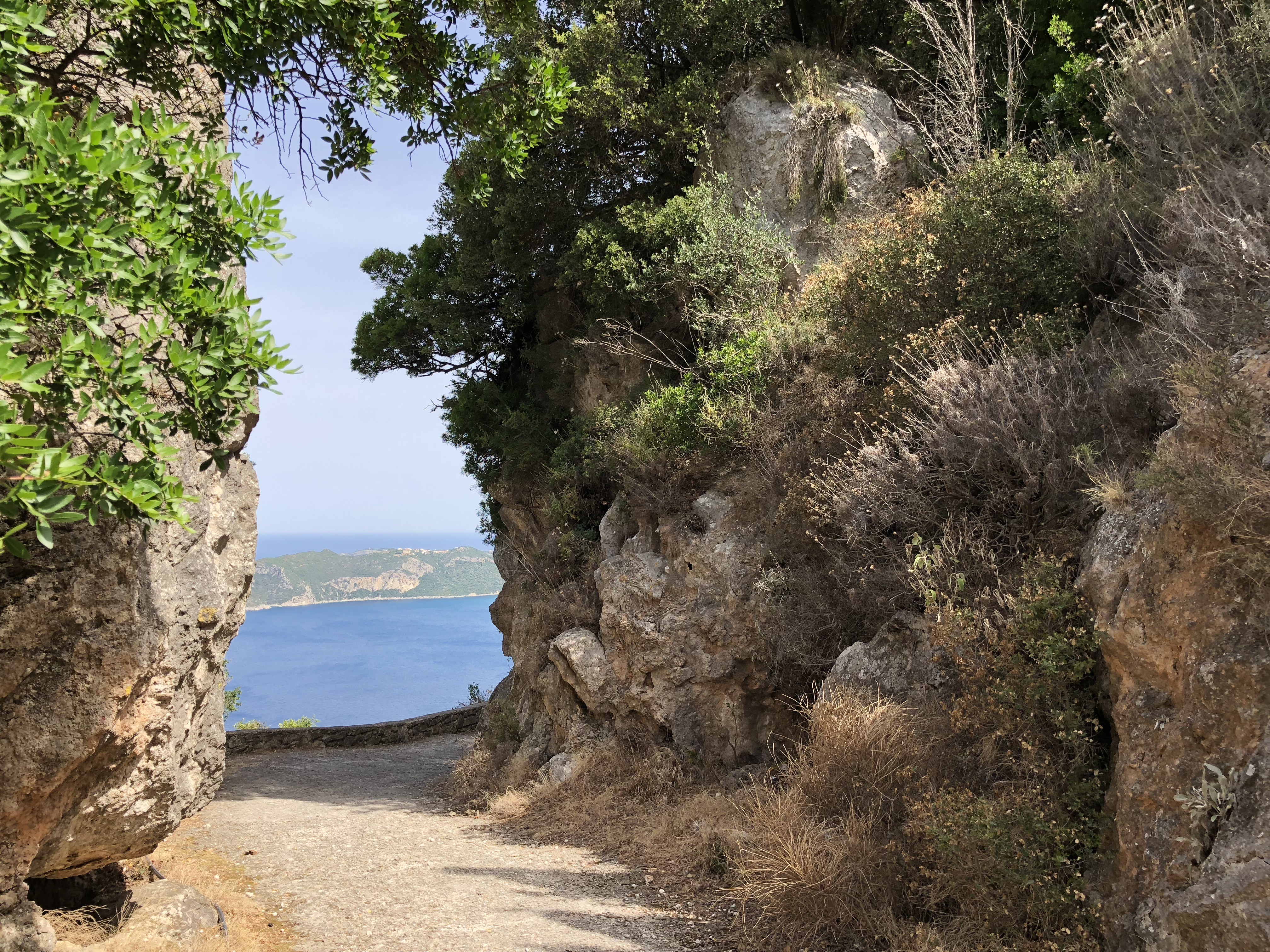 Korfu Trail durch das Felsentor