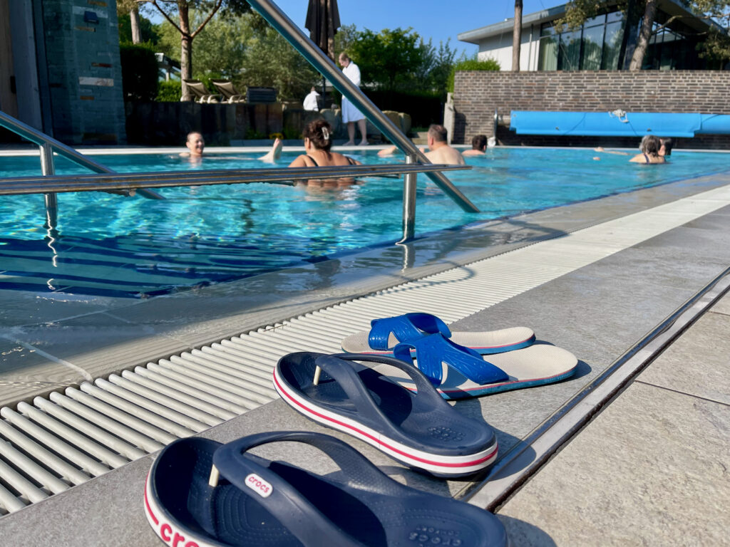 Sole Schwebebecken im Saunagarten der Boerde Therme Bad Sassendorf 