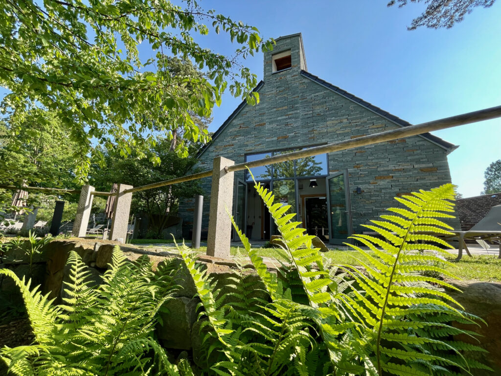 Siedehuette in der Boerde Therme Bad Sassendorf in der Saunalandschaft, die Siedehuette gleicht einer Kirche mit Glocke