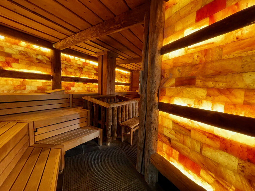 Salzstollen-Sauna in der Boerde Therme Bad Sassendorf mit Salzziegeln an den Waenden und viel Holz