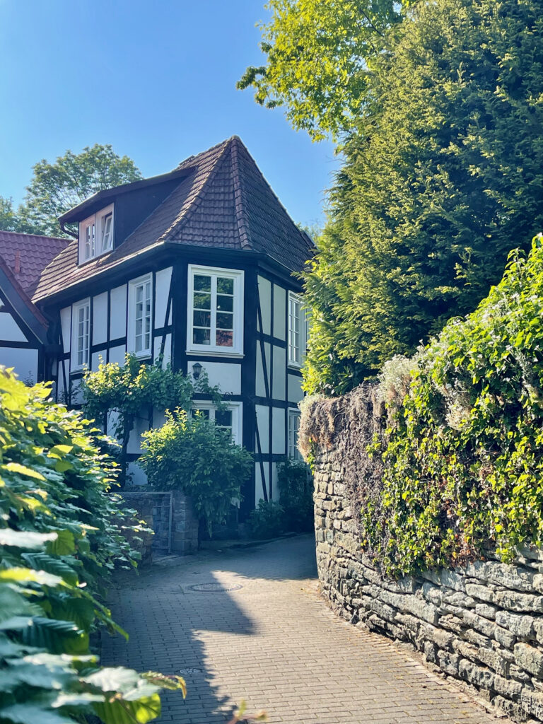 Unterwegs in der Altstadt von Soest, ein Boerde Baustein der Soester Boerde 