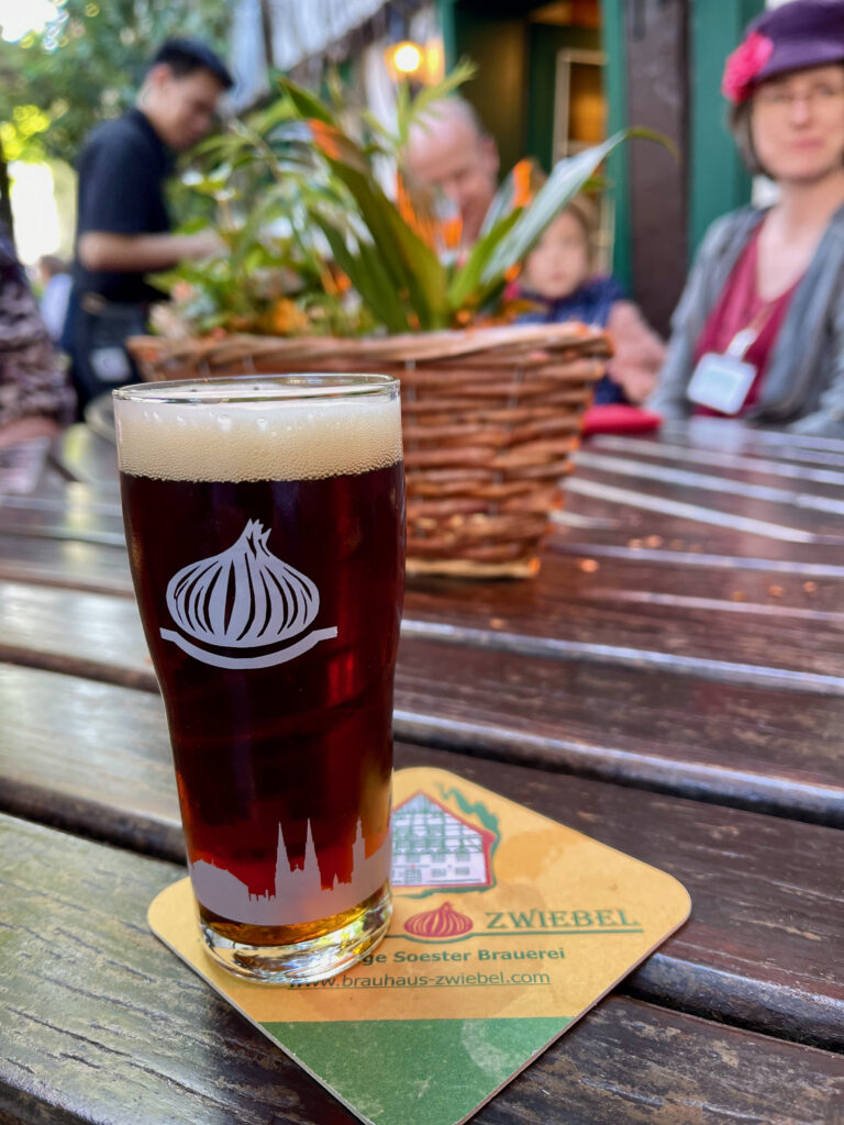 Dunkles Bier aus der Brauerei vom Brauhaus Zwiebel auf der Soester Menue Safari
