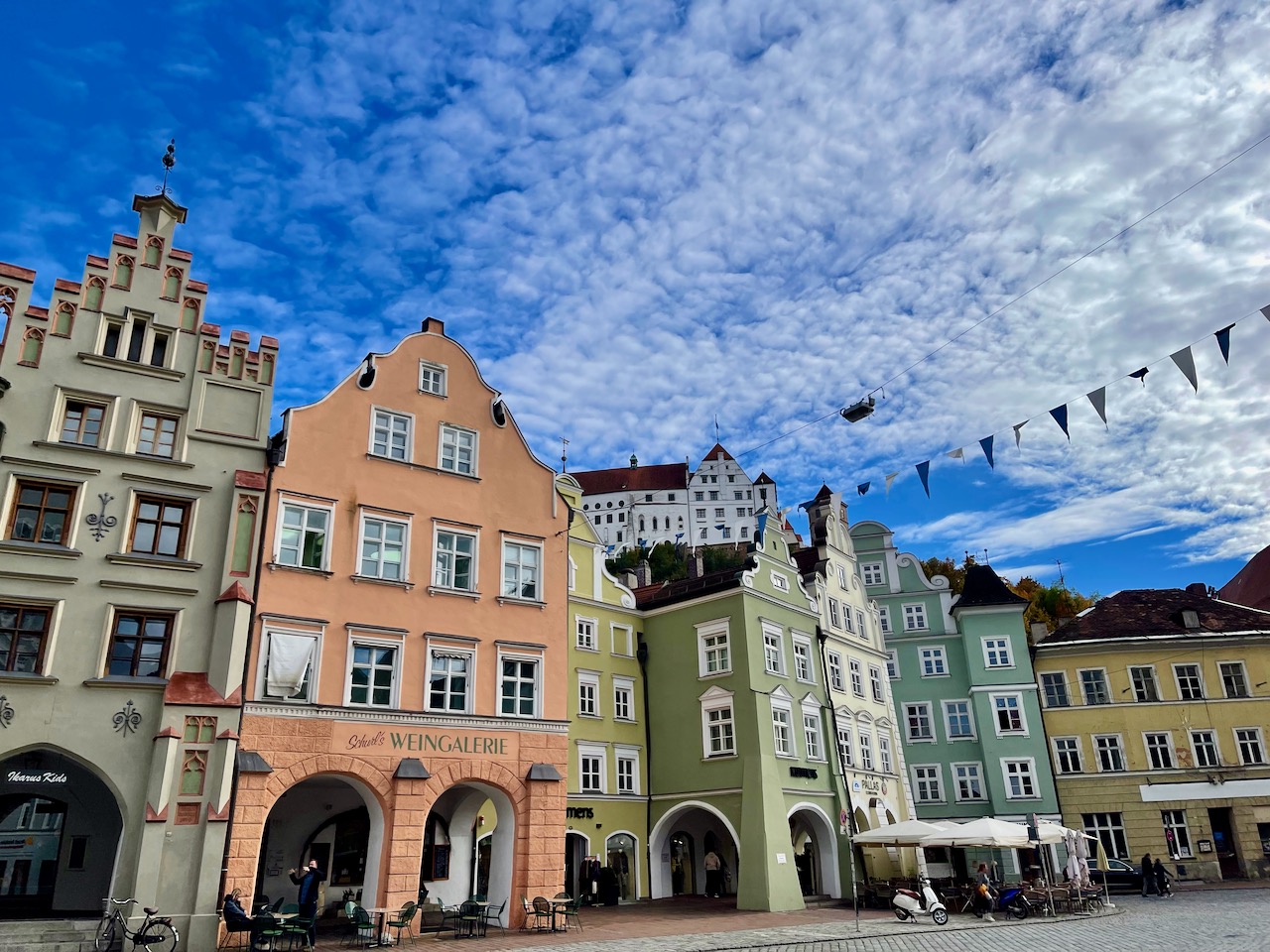 Landshut Sehenswuerdigkeiten: Hauszug in der Altstadt mit bunten Haeusern