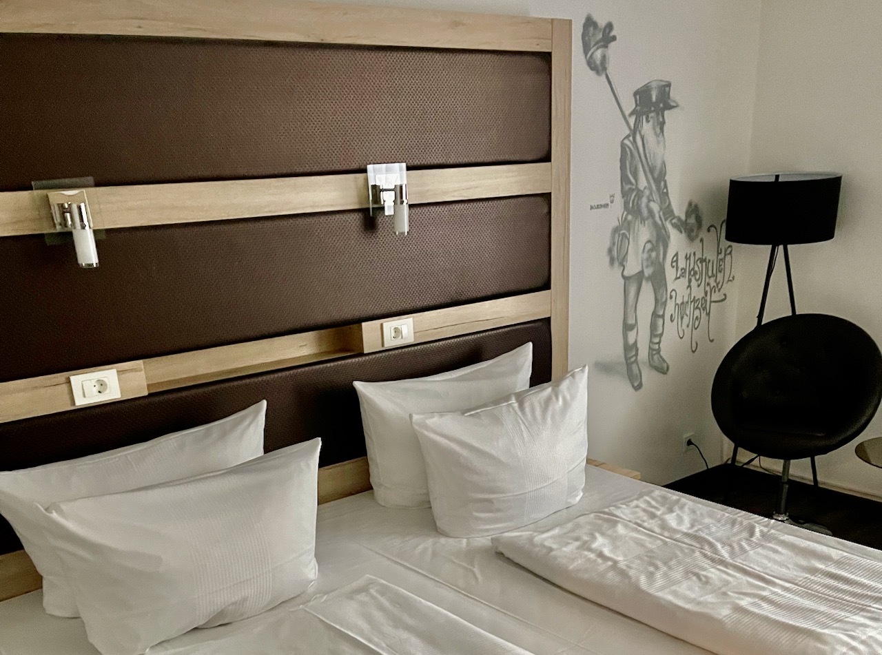 Hotelzimmer in Landshut, Blick auf das Bett
