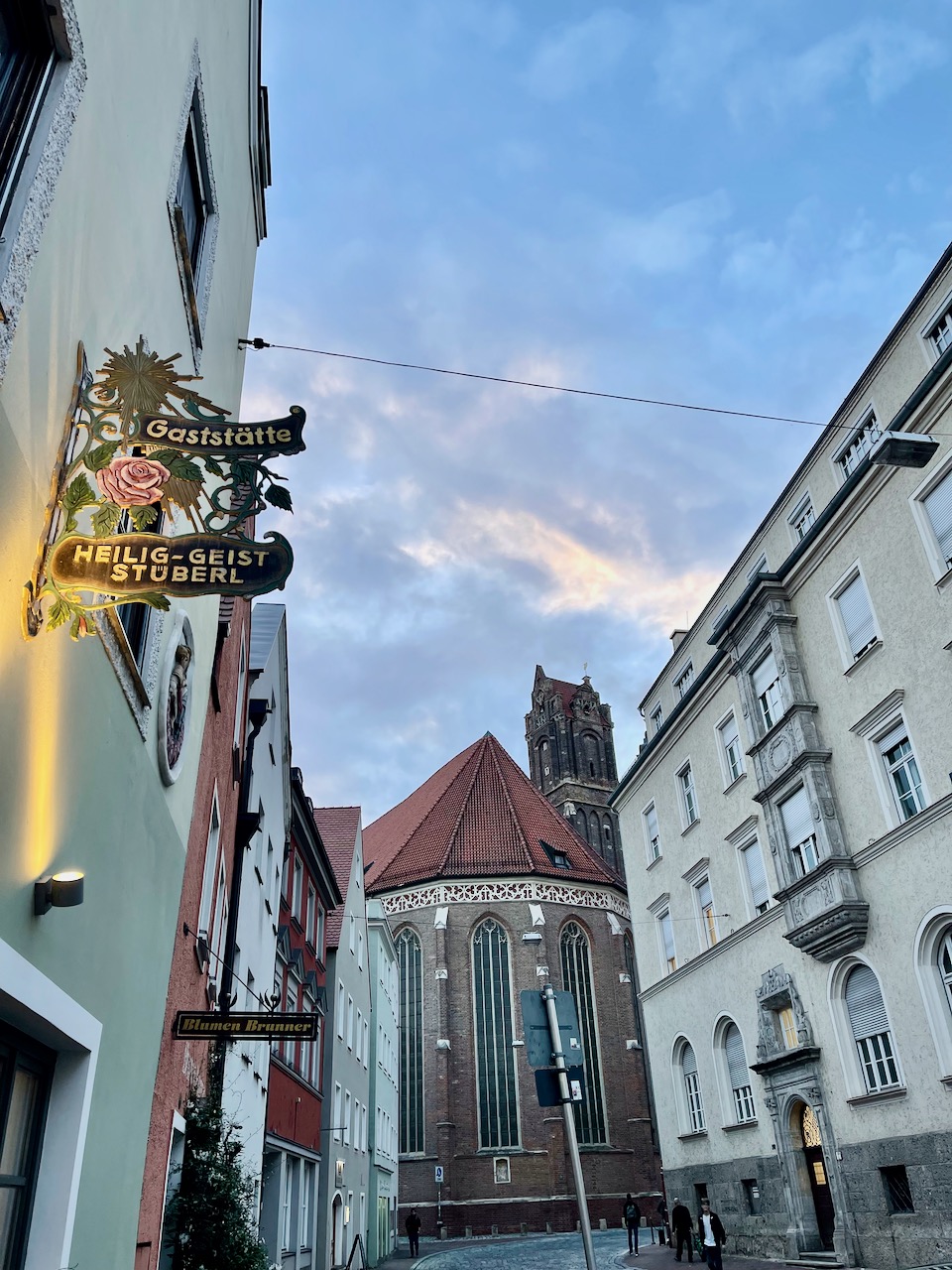 in der Gasse vor dem Heilig Geist Stuebel in Landshut