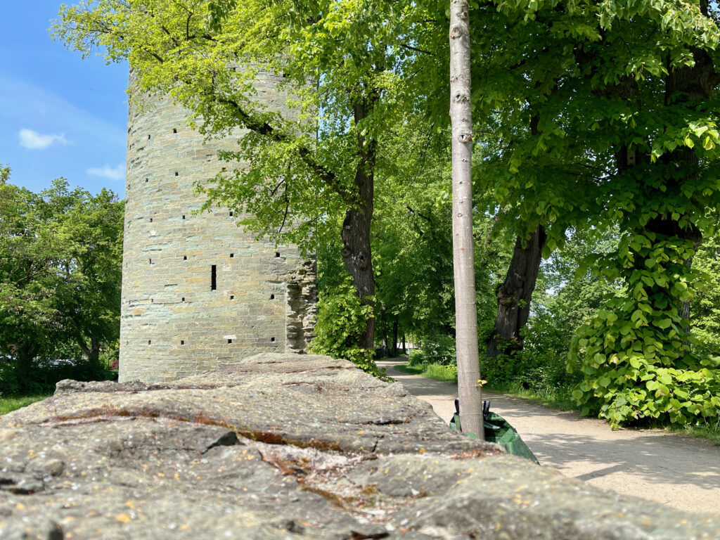 Auf dem Stadtwall in Soest mit dem Kattenturm