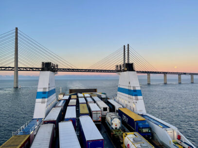 Efahrungen Finnlines Travemuende Malmoe, Blick zum Sonnenaufgang ueber das LKW Deck zur Oeresundbruecke