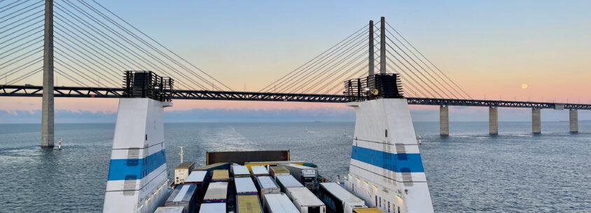 Efahrungen Finnlines Travemuende Malmoe, Blick zum Sonnenaufgang ueber das LKW Deck zur Oeresundbruecke
