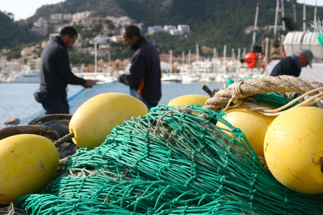 In Spanien auf Mallorca im kleinen Fischerhafen