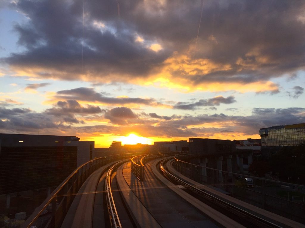 Fahrt mit der Skyline in den Sonnenuntergang