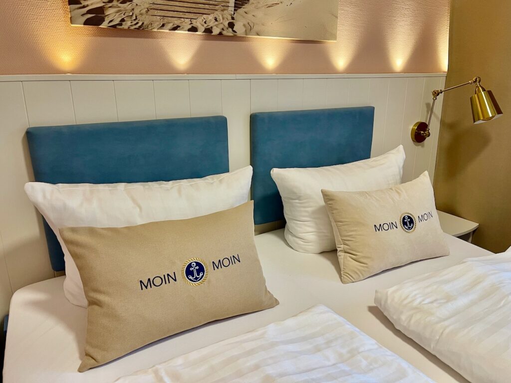 Hotel Haffhus, Blick auf das Bett im Mottozimmer Knallkoem