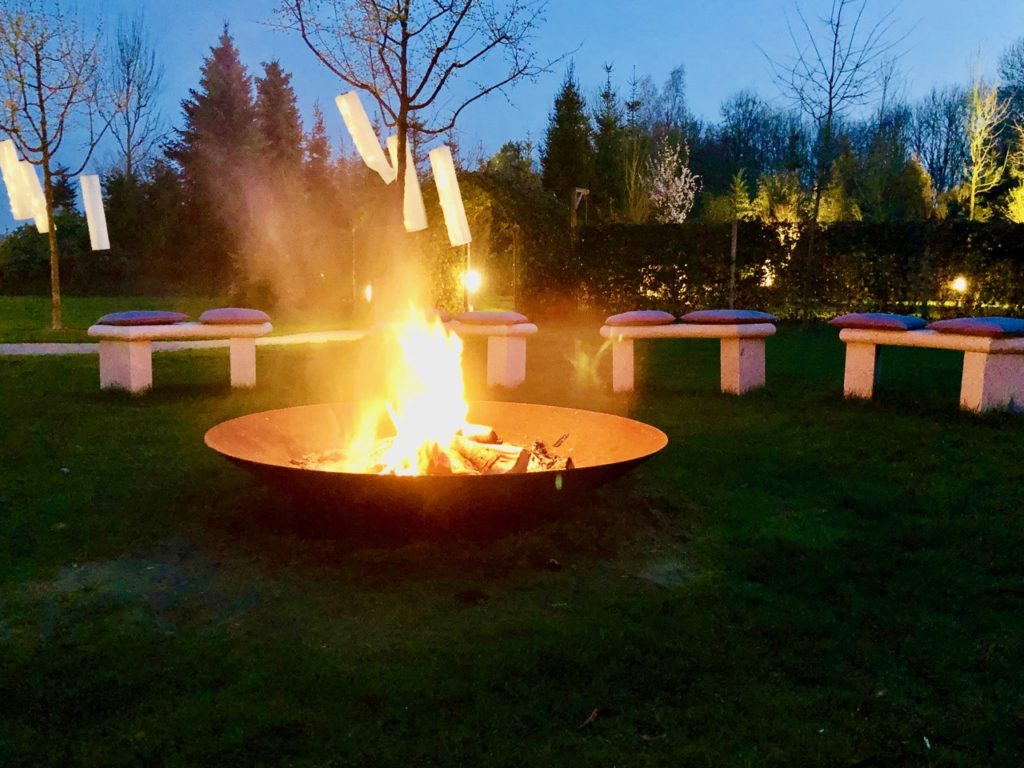 Thermen Bussloo Feuerschale am Zen-Garten