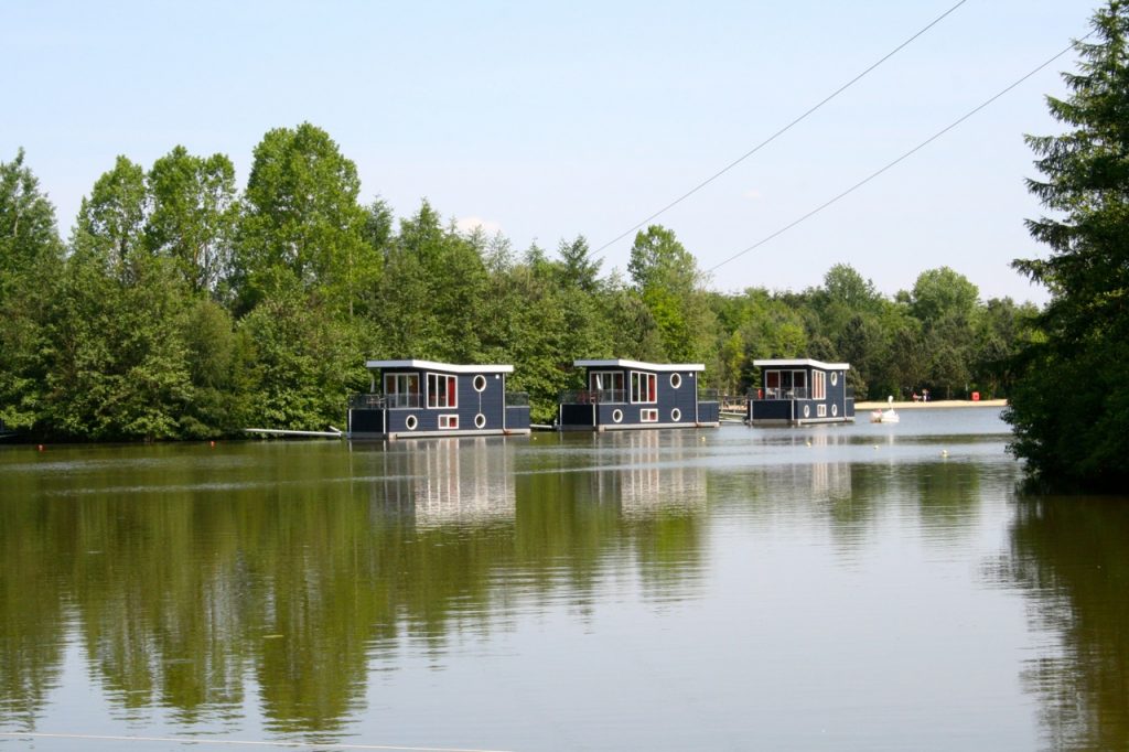 Ungewöhnliche Übernachtungsmöglichkeiten in Deutschland -Hausboote im Center Parcs Bispinger Heide