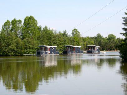 Ungewöhnliche Übernachtungsmöglichkeiten in Deutschland -Hausboote im Center Parcs Bispinger Heide