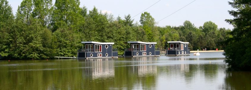 Ungewöhnliche Übernachtungsmöglichkeiten in Deutschland -Hausboote im Center Parcs Bispinger Heide