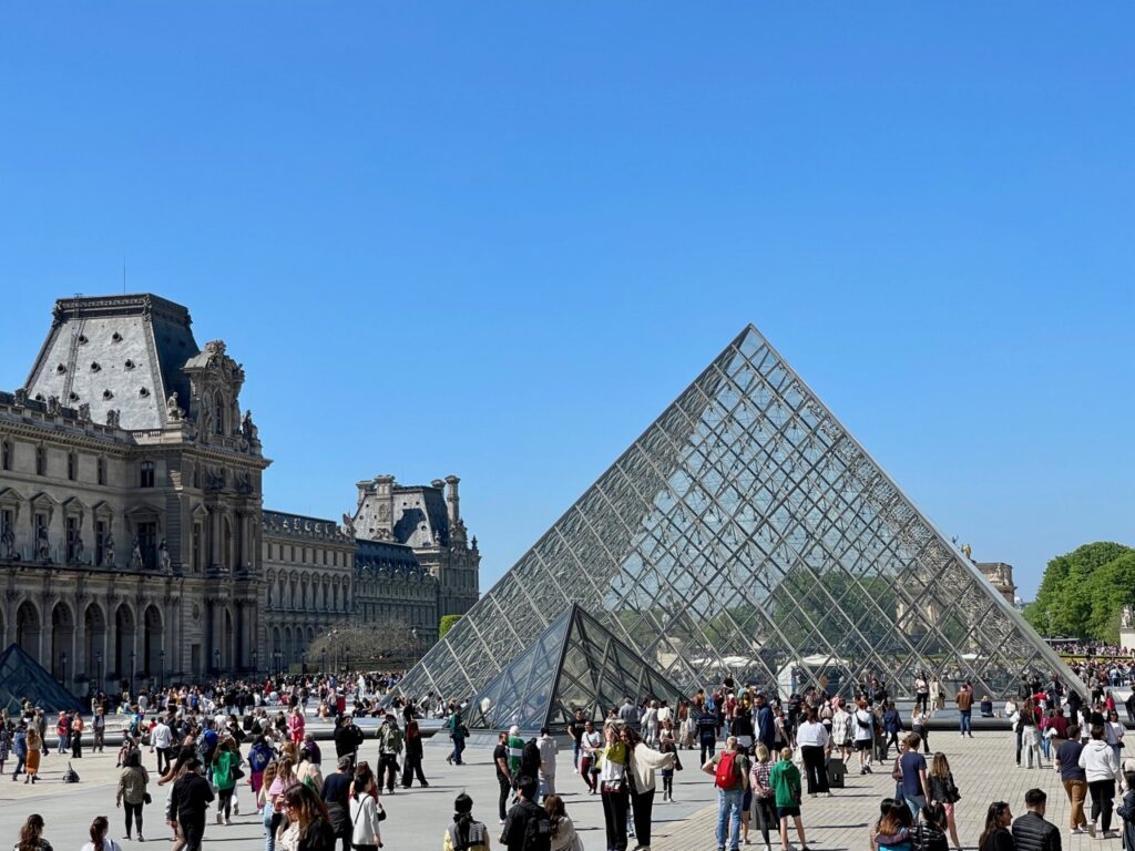 Louvre Pyramide Paris