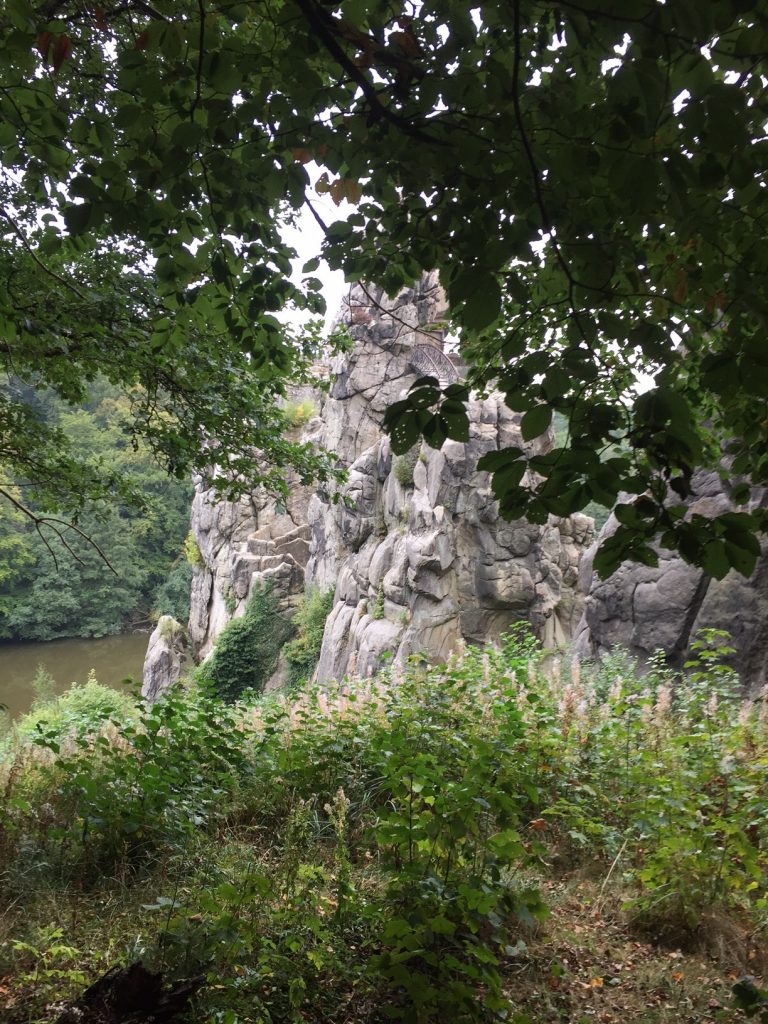 Blick vom Wanderweg auf die ExternsteineBlick vom Wanderweg auf die Externsteine