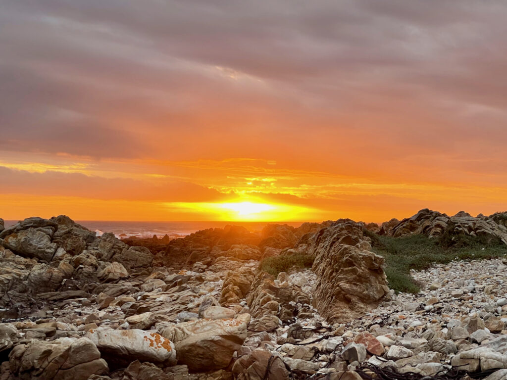 Reisen trotz psychischer Belastung - Sonnenuntergang am Strand in Suedafrika