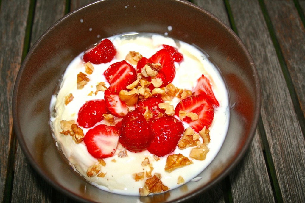 Naturjoghurt mit Erdbeeren aus dem eigenen Garten, Walnussstückchen und Holunderblütensirup