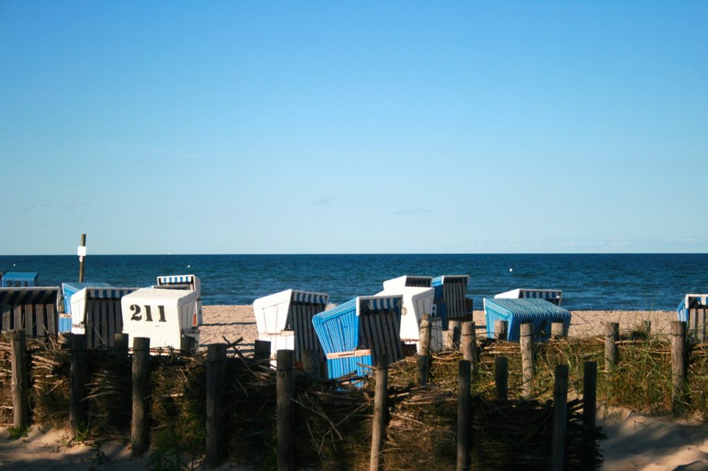 Entspannte Momente am Strand mit Blick auf das Meer