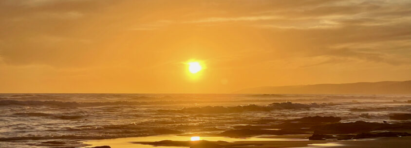 Reisen mit einer psychischen Erkrankung kann anstrengend sein - Sonnenuntergang zur goldenen Stunde am Strand in Suedafrika