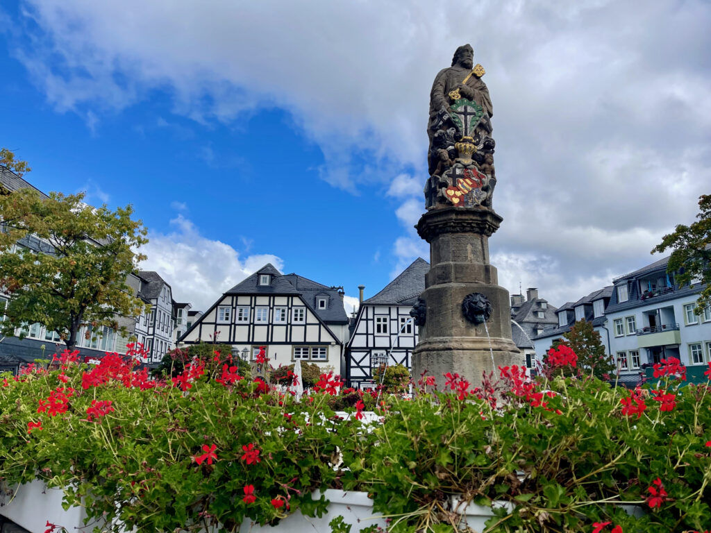 Brilon Sehenswuerdigkeiten, am Marktplatz am Brunnen, rundum Fachwerkhaeuser