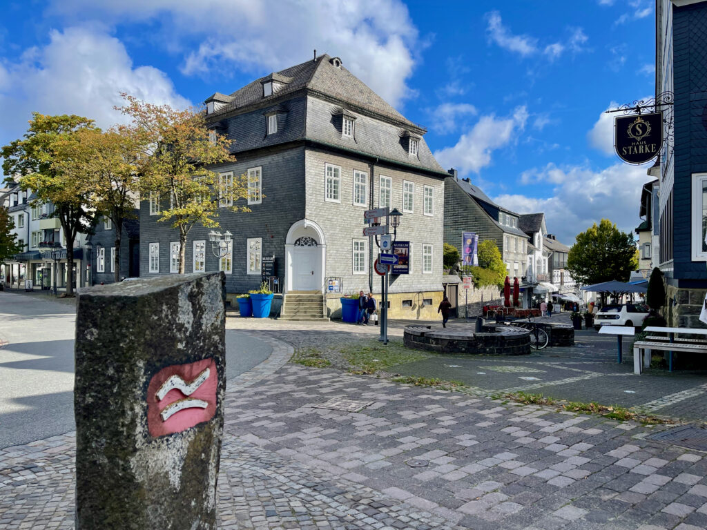 Blick auf Haus Hoevener, vom Startpunkt des Rothaarsteiges, am Marktplatz in Brilon