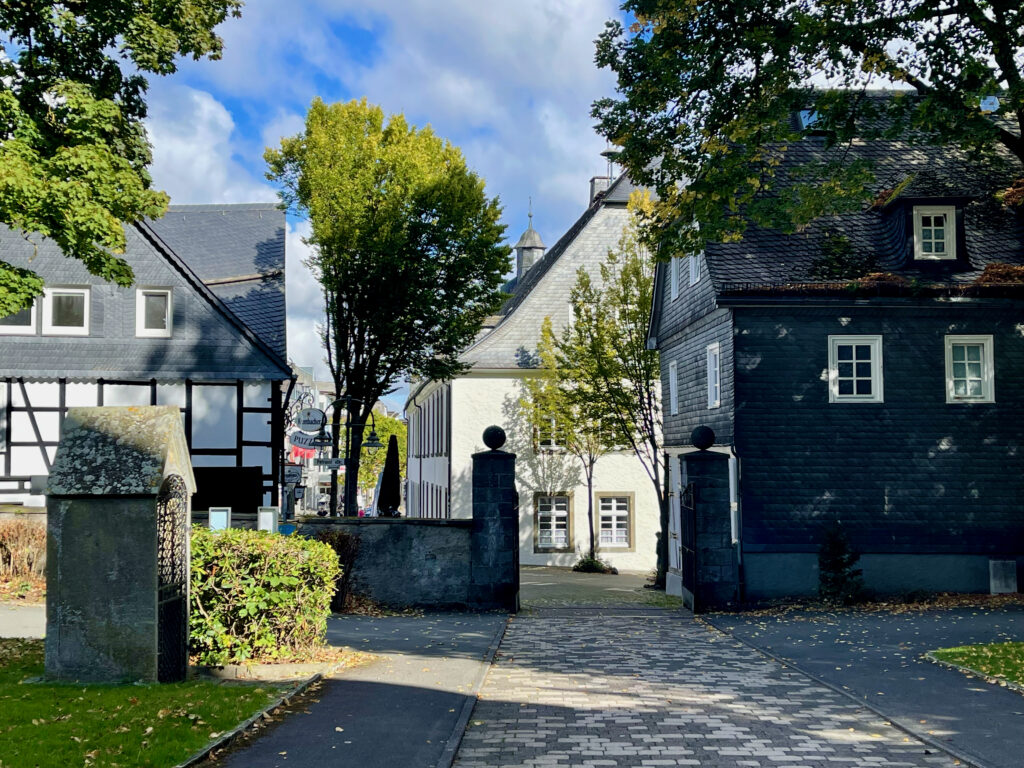Sehenswuerdigkeiten in Brilon, Ausgang von der Kirche in die Innenstadt