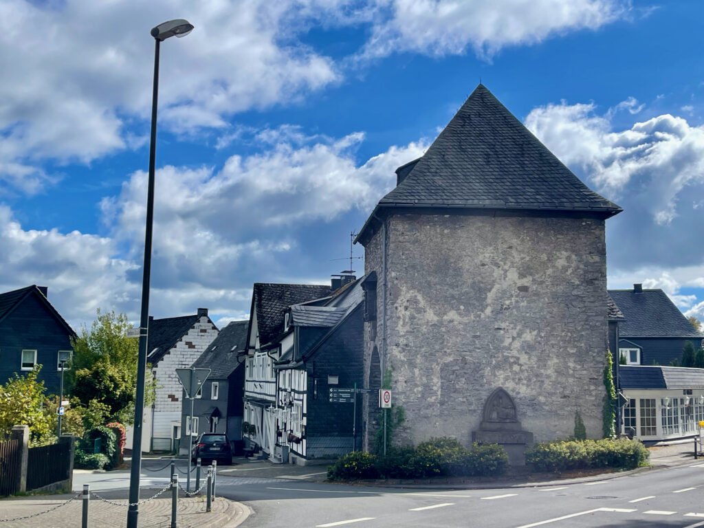 Brilon Sehenswuerdigkeiten, Blick ueber die Strasse auf das Derker Tor