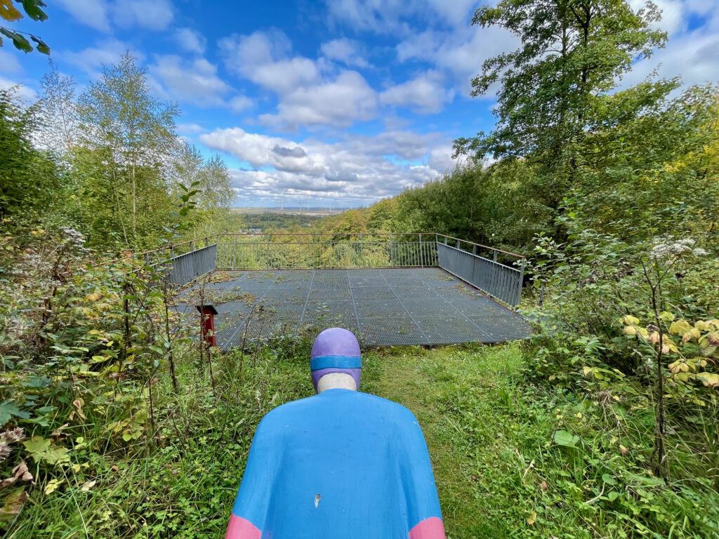 Landschaftstherapeutischer Weg Brilon, Station Skisprung, ich schaue ueber den Ruecken des Skispringers in das Tal