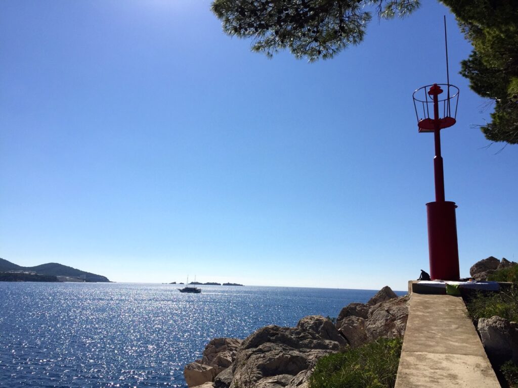 An der Kueste in Kroatien, kurz vor Dubrovnik mit Blick auf das Meer zum Sonnenuntergang
