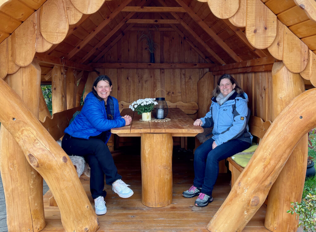 Nina Cremer und ich in einer Huette auf der Graf Stolberg Huette