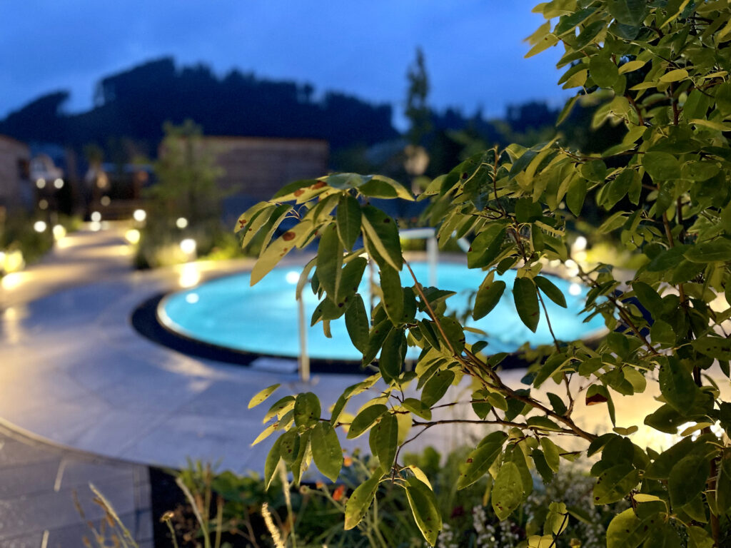 Saunagarten im Badebecken im Lagunen Erlebnisbad Willingen, abends alles stimmungsvoll beleuchtet