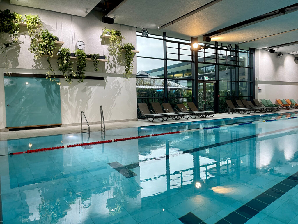 Erlebnis Lagunenbad Willingen Blick auf die Schwimmbahnen im grossen Schwimmbecken im Badebereich, Gruenpflanzen an der Wand