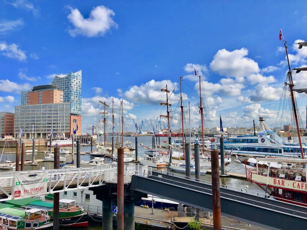 Hamburg Reisetipps Blick auf Speicherstadt und Hafencity