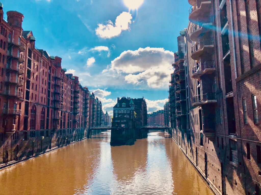 Restaurants Hafencity und Speicherstadt Blick ueber das Fleet zum Fleetschloesschen