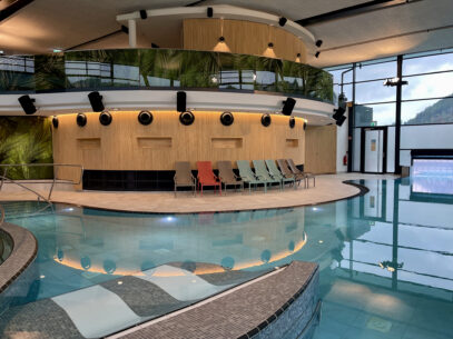 Lagunen-Erlebnisbad Willingen Therme Badewelt, oben drueber Bistro vom Saunabereich