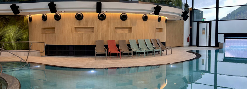 Lagunen-Erlebnisbad Willingen Therme Badewelt, oben drueber Bistro vom Saunabereich
